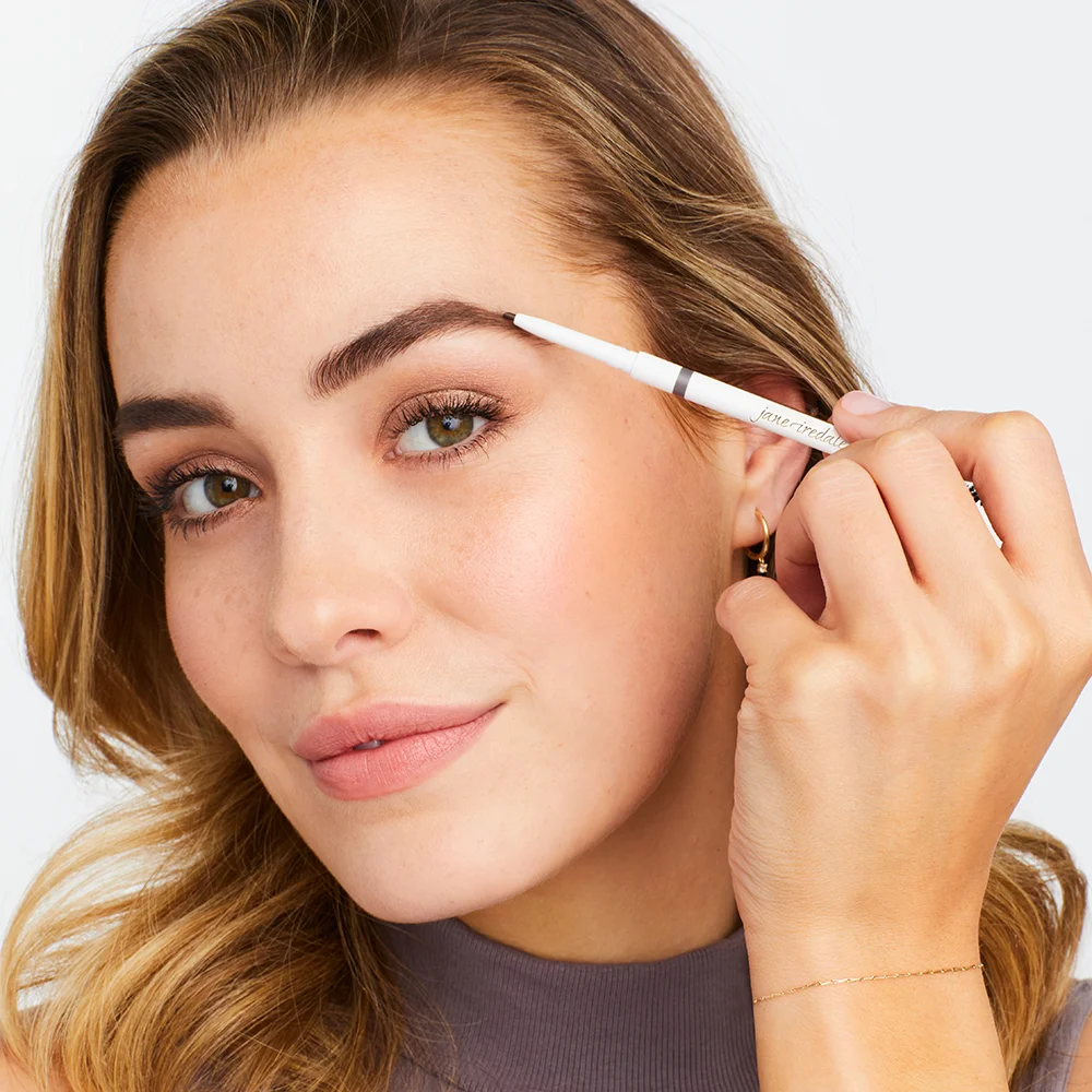 Model trägt Augenbrauenstift auf