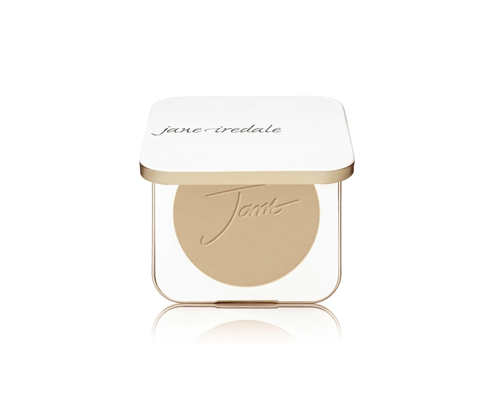 Geöffnetes Kompaktpuder jane iredale PurePressed Base Mineral Foundation in der Nuance Golden Glow mit beigefarbenem gepresstem Puder auf weißem Hintergrund.